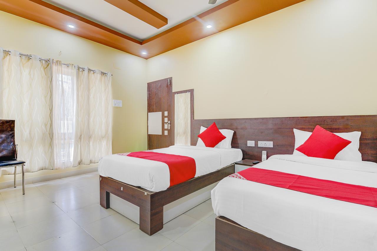 Oyo 13521 Sudhriti Hotel สิริกุรี ภายนอก รูปภาพ